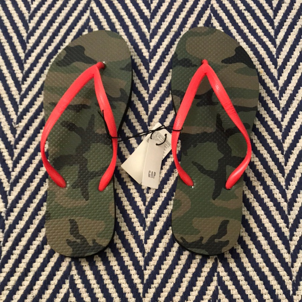 NWT GAP flip flops (8)